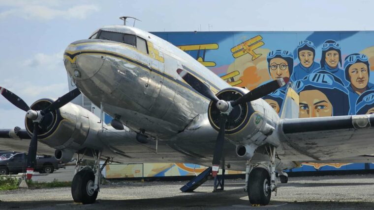 Douglas DC-3 - Canadian Museum of Flight